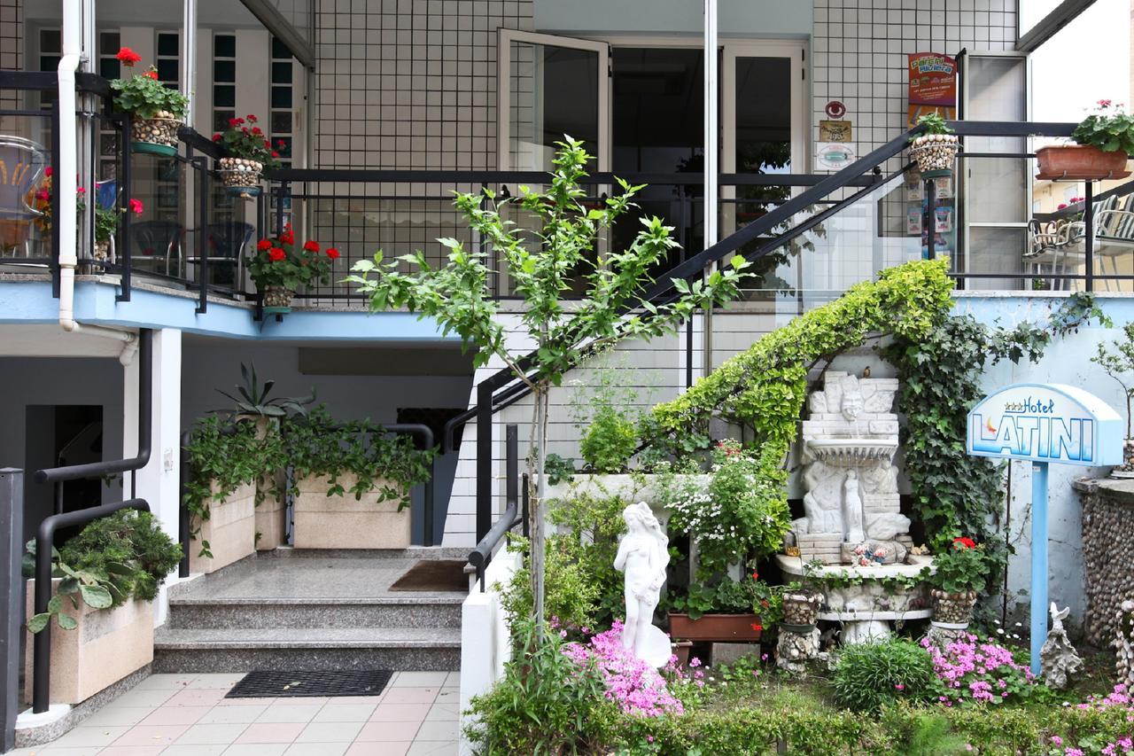 Hotel Latini Rimini Exterior foto