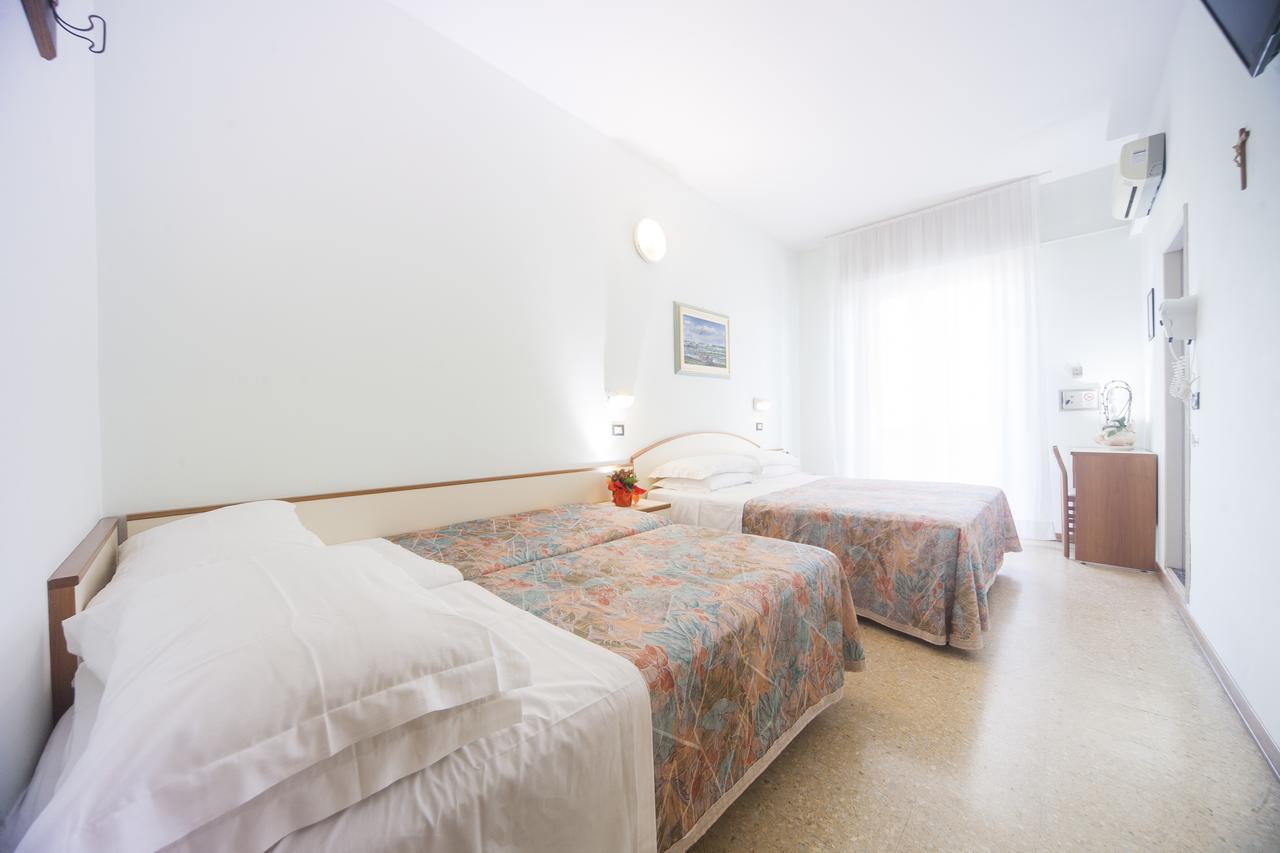 Hotel Latini Rimini Exterior foto